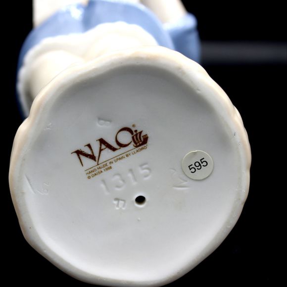 Vintage Lladro Porcelain Figurine Girl with Flowers One for Me NAO Daisa Spain - Picture 3 of 8